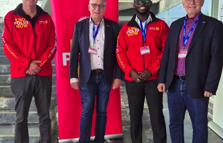 De g. à d. : Rot. Oliver Rosenbauer, DG René Loretan, Rot. Hanspeter von Flüe (DRFCC), Théophile Houessou (PolioPlus D1990)
