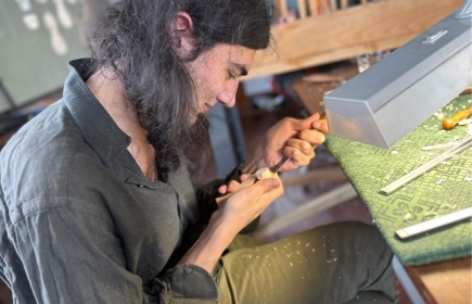 Un élève de l’École de lutherie de Brienz ayant effectué un échange avec visite